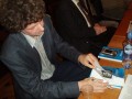 Fratnišek Kožíšek při podepisování své knihy „Seton v Praze“