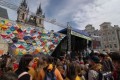 Při zahájení oslav Sto let skutingu skauti poskládali obří šátek ze šátků zemí, kde skauting existuje (21. 4. 2007 na Staroměstském náměstí v Praze).