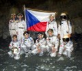 Posádka v r. 2005 „letěla“ na Měsíc - a v cíli cesty vztyčila naši vlajku...