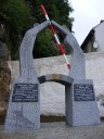 Rakousko-český monument „Hranice“ v Raabsu znázorňuje dvě figury, které strhávají hraniční závoru; u nohou mají most, spojující obě strany