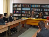 Kosovo - česká delegace (vlevo) diskutuje s vedením školy a studenty.