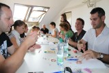 Účastníci si během workshopu vyrábějí vlastní šperky z korálků. (foto: Jan Kotík)