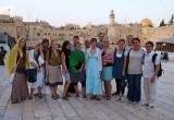 Společná fotka u Zdi nářků v Jeruzalémě