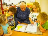 Děti se v dvojjazyčných školkách setkávají i s pamětníky, kteří mluví lužickou srbštinou (školka v Panschwitz-Kuckau - Pančicy-Kukow) 