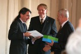Cena Přístav 2012: Předseda ČRDM Aleš Sedláček předává diplom starostovi Tuchlovic Karlu Burdovi. (Foto Jiří Majer)