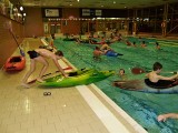 Turistický oddíl Lotři z Hronova trénuje kajakářské dovednosti v bazénu. 