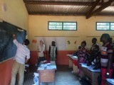 Česká organizace SIRIRI školí ve Středoafrické republice místní učitele v rámci vzdělávacího programu Škola hrou v SAR