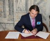 Předseda ČRDM Aleš Sedláček podepisuje memorandum o podpoře dětských spolků (foto Jiří Majer)