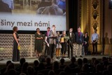 Cena Gratias Tibi 2019 - zástupci projektu Menšiny mezi námi, vítěz kategorie středních škol při přebírání ceny (foto Jan Slavík)